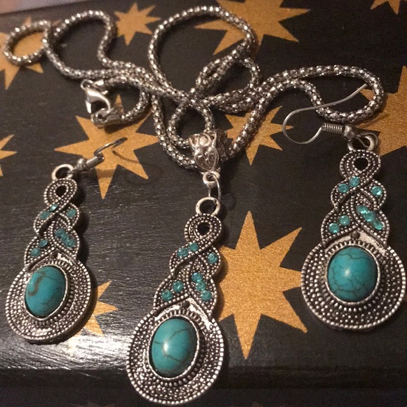 Jewelry - Matching earrings n necklace